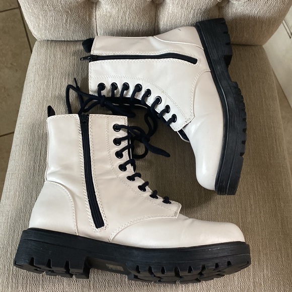 Unr8ed EUC White & Black Lace Up Zip Closure Beautiful Combat Boots - Sz 10 - Picture 11 of 16